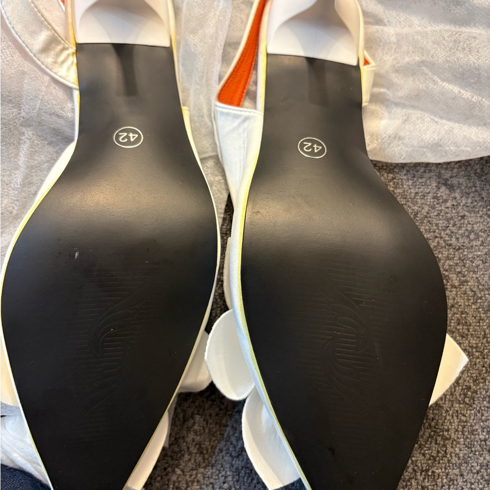 Chic White Satin Bow Heels - Picture 4 of 4
